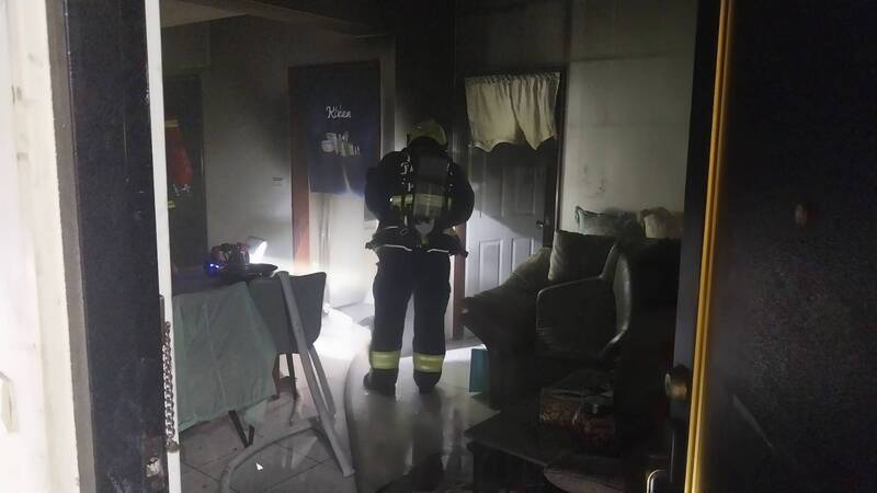 羅東住宅大樓深夜火警 鄰居救人跌傷送醫