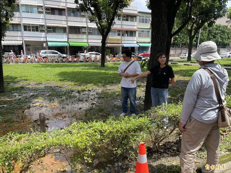 屏東市民代表李玉萍、豐源里長丁國庭前往勘查。(記者葉永騫攝) 屏東當舖