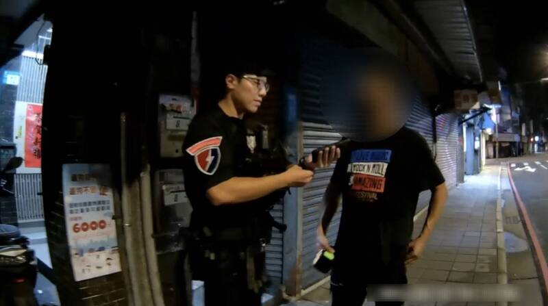 口袋掏出他人證件、信用卡 賊裝體貼拖延被警識破