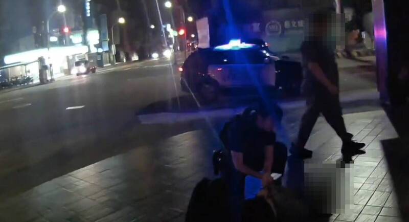 桃園女子燒肉店飲酒失控 倒臥店門口遭警帶回保護管束