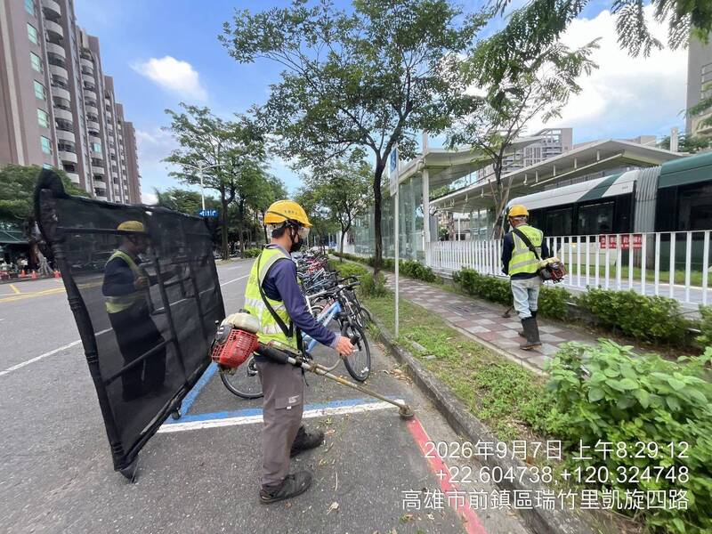 高市府委外除草商作業時搬出防護網 網讚:其邁有在看手機