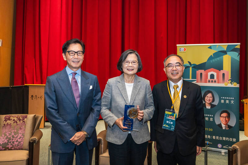 台灣大學椰林講座今日邀請前總統蔡英文（中）及富邦集團董事長蔡明忠（左）與師生對談，並由台大校長陳文章（右）擔任講座活動主持人。（圖由台大提供）