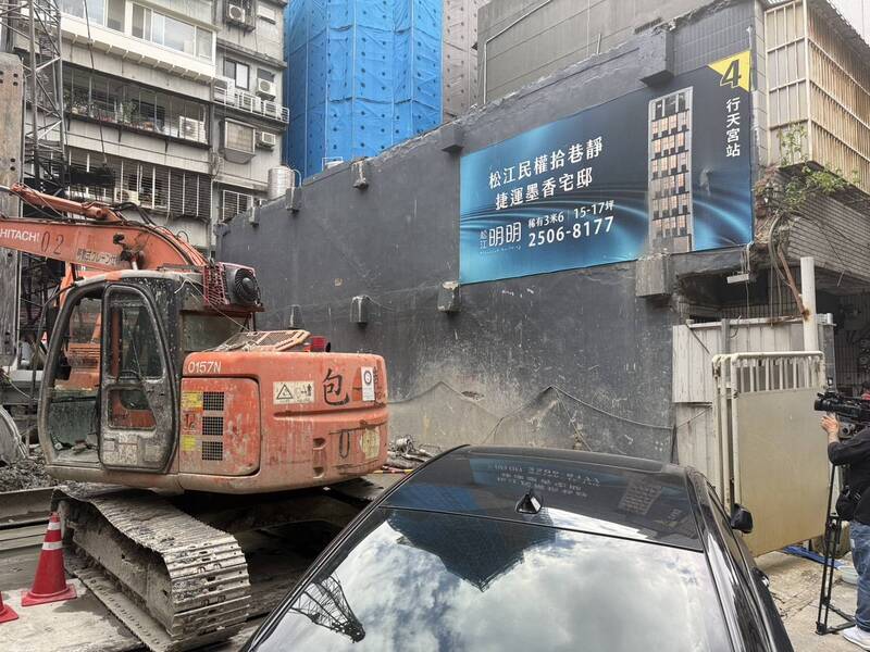 隔壁施工釀禍?北市中山區辦公室地板塌陷見「天坑」 積水如泉湧