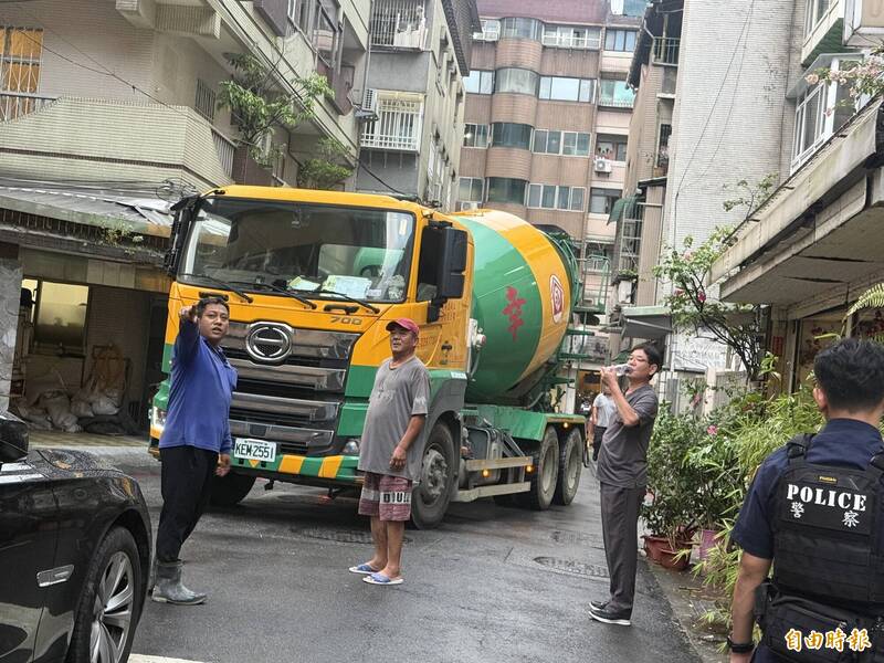 民權東路民宅塌陷撤4人！混凝土車灌漿止損 蔣萬安備詢後趕赴現場