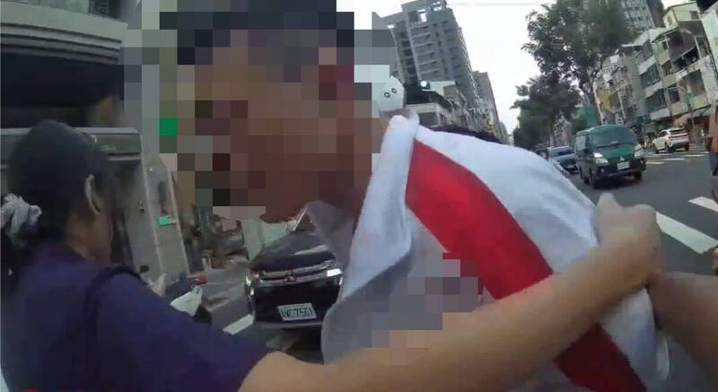 高雄街頭驚傳喋血!毒駕保時捷男揮斧砍傷女友