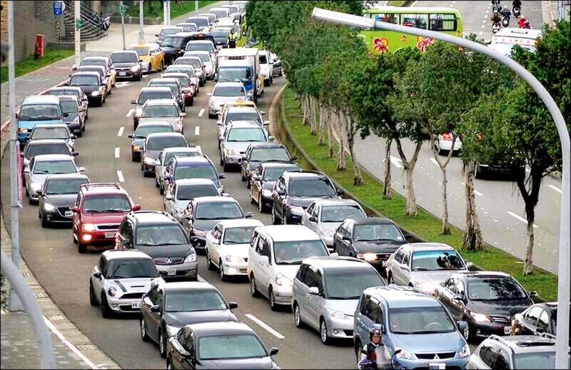北市幹道行車速率降 交工處︰調整秒數、路型