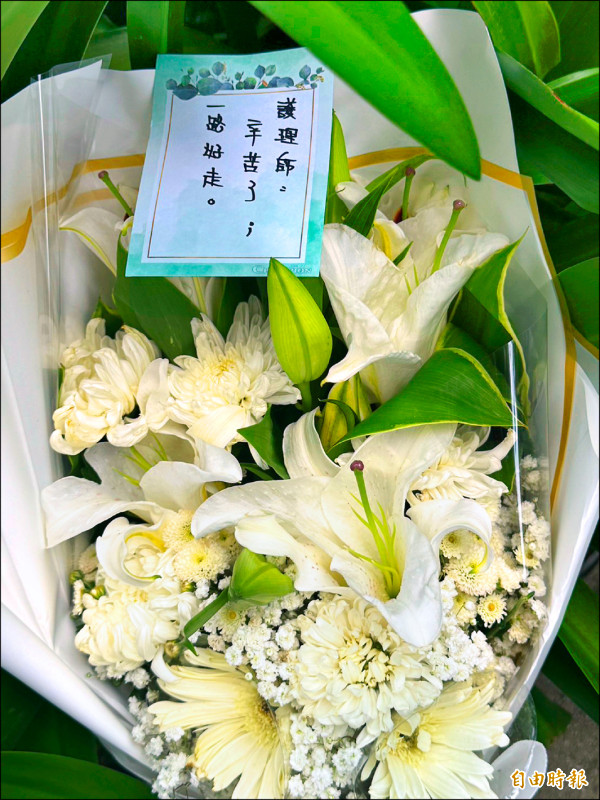 父病逝她一肩扛起家計⋯護理師遭輾斃 民眾紛紛送花悼念
