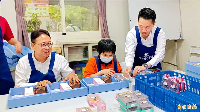 黃世杰挺庇護工場 化身推銷員