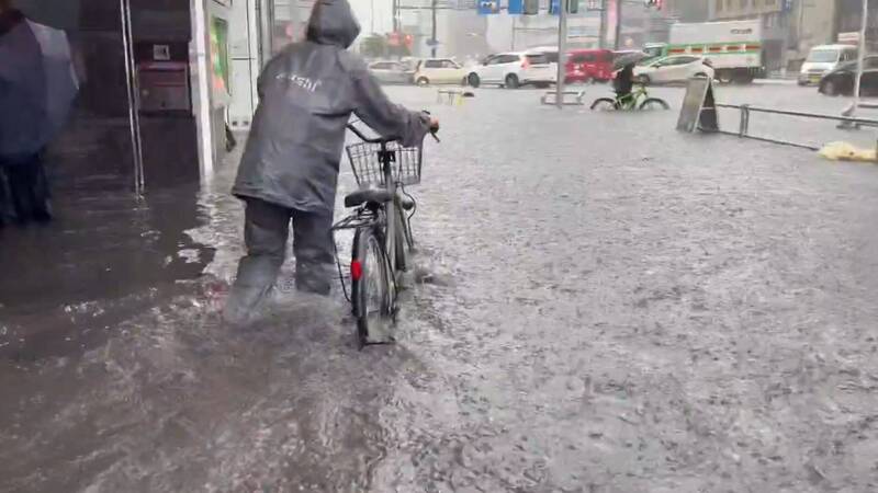 名古屋暴雨「上班族照常出勤」 旅日台人看傻:居然沒放假?