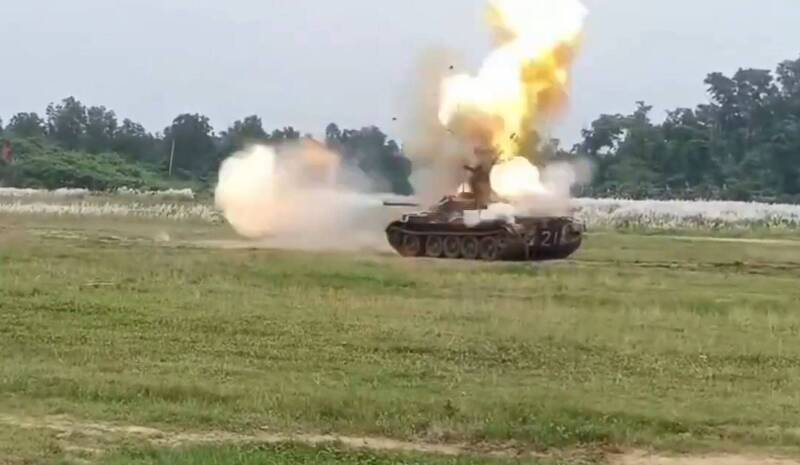 中國製戰車演習出大事！主炮射擊膛炸  士兵遭噴飛影片曝