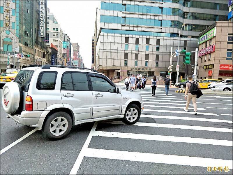 運將路口未禮讓行人挨罰6千 法官認證「A柱盲區」逆轉撤銷罰單