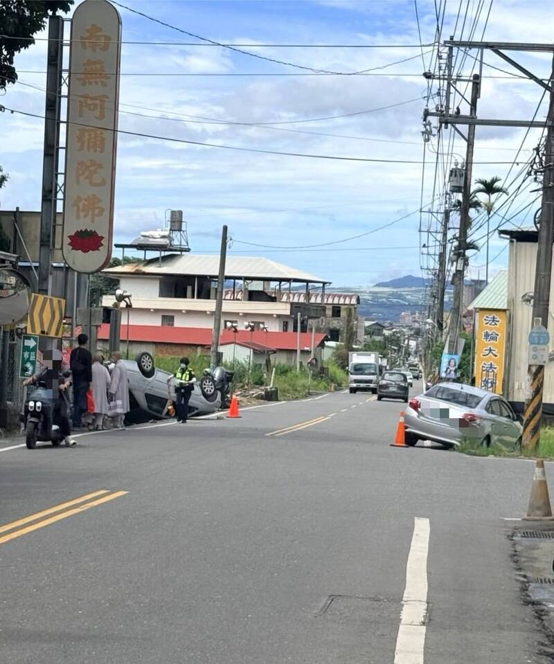 「南無阿彌陀佛」看板前2車翻覆 7旬婦路口碰撞幸無大礙