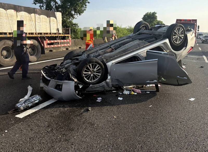 轎車在中山高台南新營路段自撞護欄翻覆，2人受傷送醫。（民眾提供）