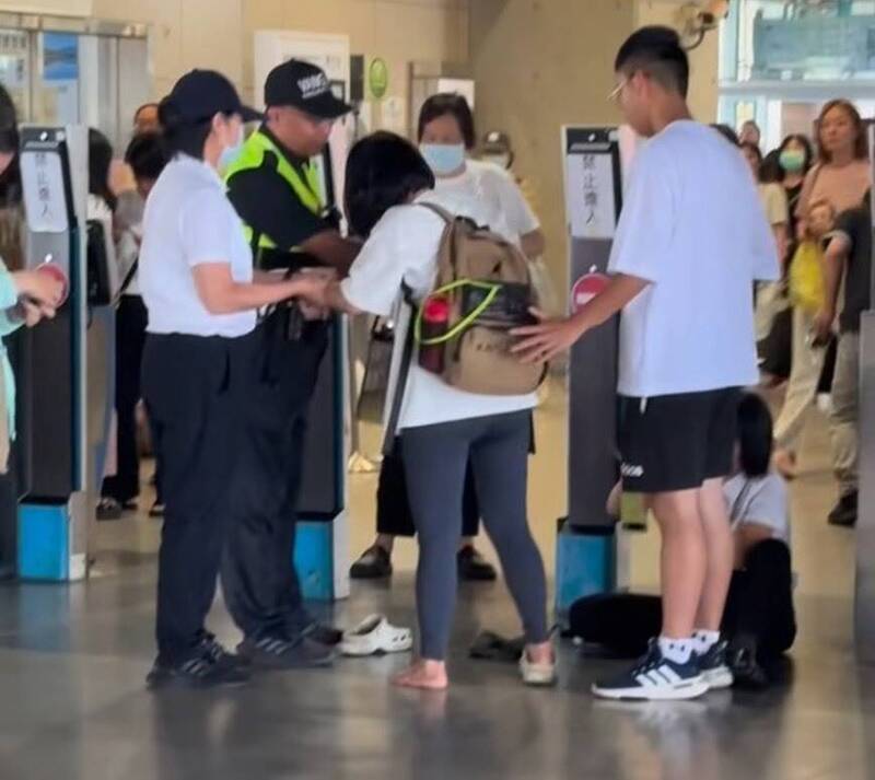 台鐵台中站悍婦拒補票「掐脖推人」大暴走 女站務員怒嗆：我們不是下人
