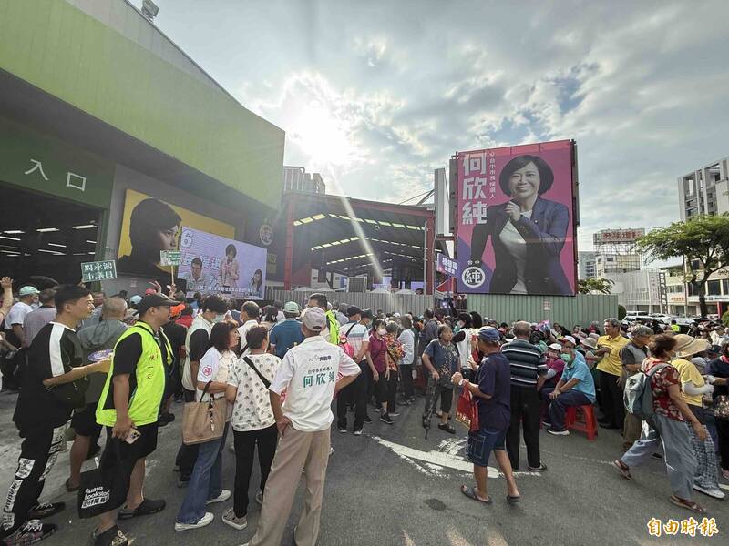 何欣純競總「還沒開場」湧3000人爆場，人潮外溢到場外。（記者蔡淑媛攝）