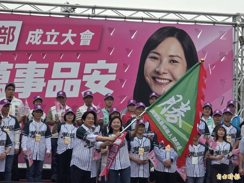 賴清德授戰旗給陳品安。（記者蔡政珉攝）