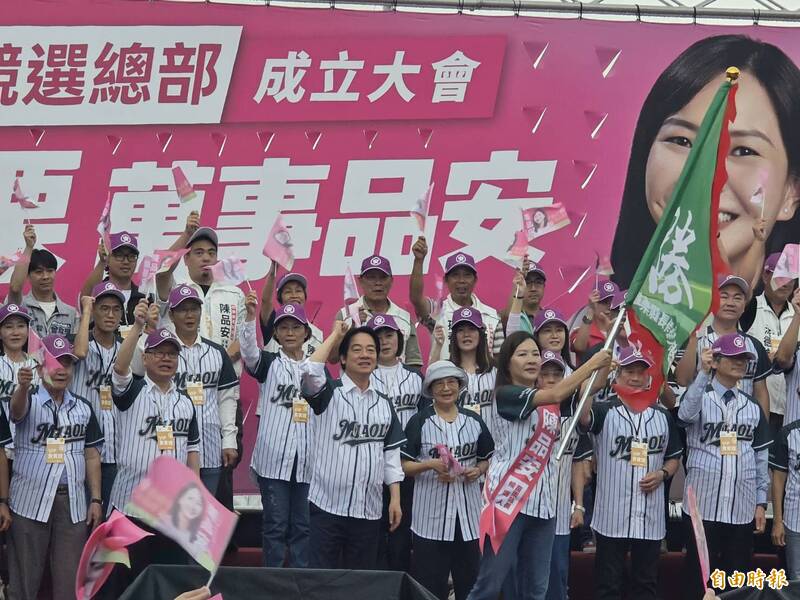 陳品安搖戰旗，現場氣氛高漲。（記者蔡政珉攝）