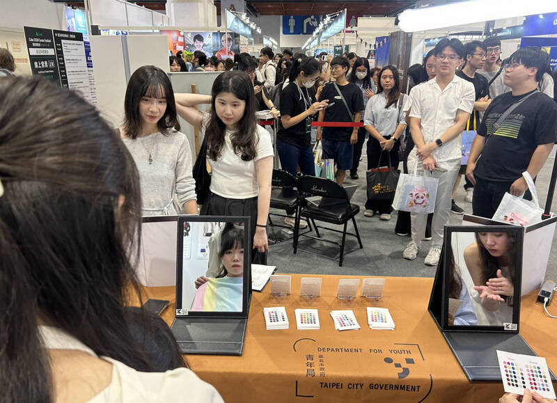 跨域未來職涯博覽會整合5大AI職涯服務 「專人色彩鑑定」大排長龍