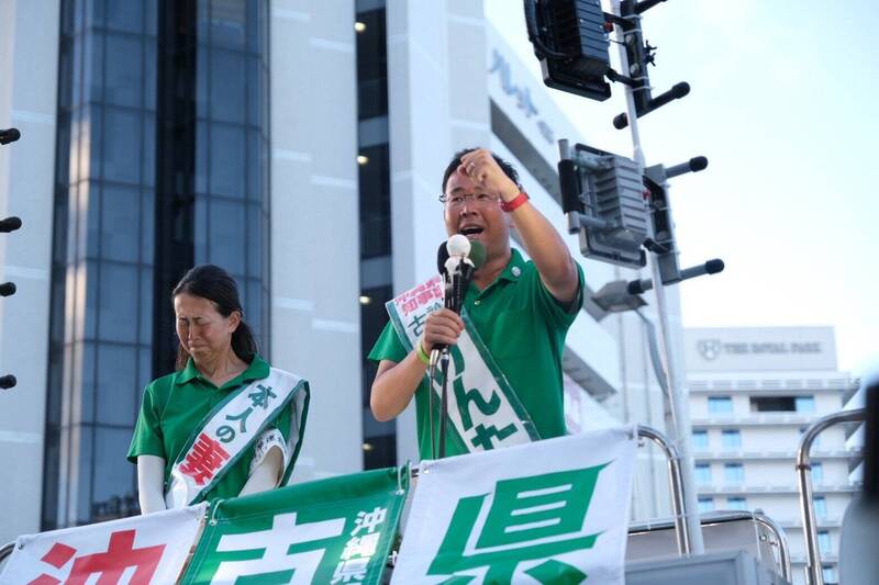 日本冲绳县知事选举挑战者古谢玄太偕妻在街头拜票做最后冲刺。（撷取自古谢官方X）