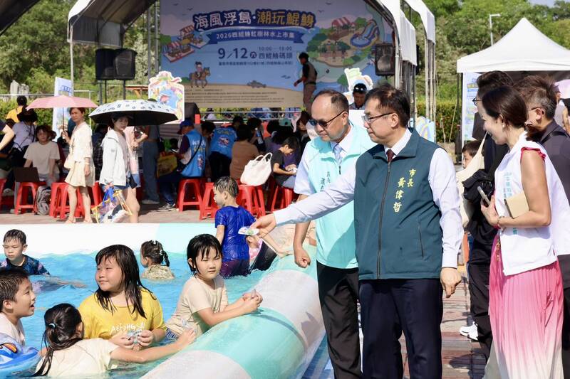 熊本快閃返台!黃偉哲現身四鯤鯓水上市集 再送山上芭樂冰沙