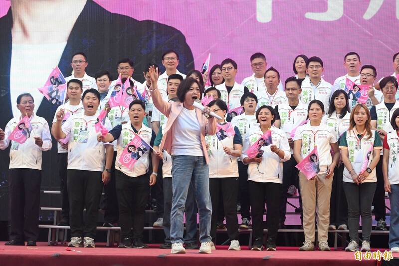 台中市長參選人何欣純在競選總部成立大會致詞。（記者廖耀東攝）