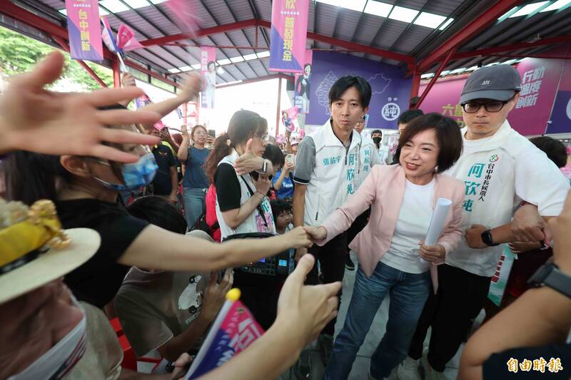 何欣純今天競選總部成立，大進場時向支持者握手致意。（記者蔡淑媛攝）