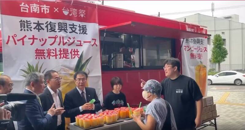 黃偉哲飛熊本發送芒果汁跟鳳梨汁 網：又默默做事不宣傳