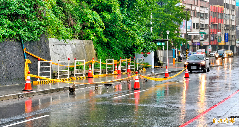 基隆正豐街落石砸車 幸無人受傷