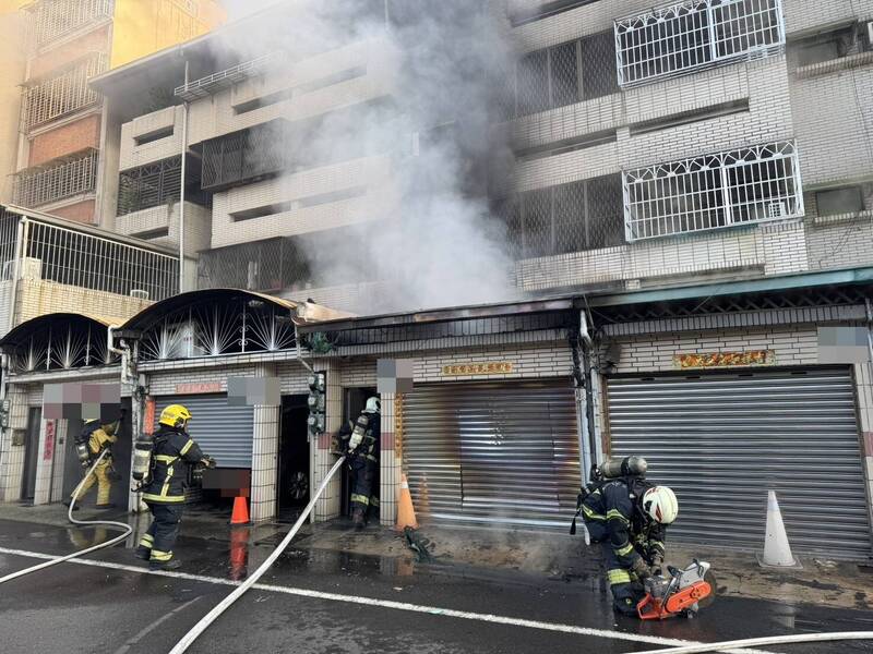 高雄透天厝清晨竄火舌 疑電動車釀禍