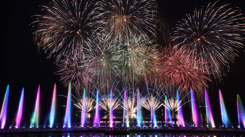 水中爆破、水幕秀超震撼! 日月潭花火節360秒煙火嗨翻2萬人