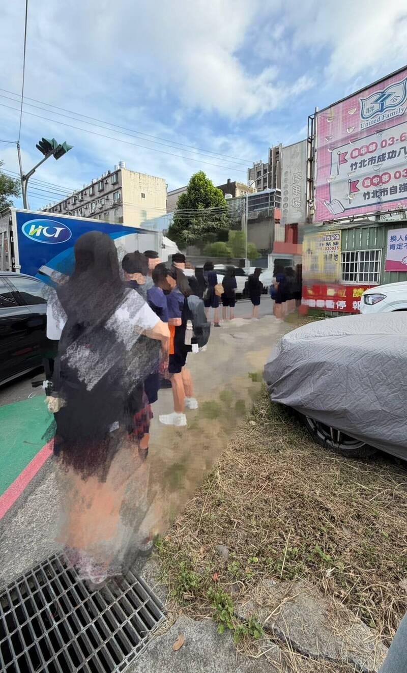 放學等車逾3小時!新竹快捷9號不接課表 張育慈籲縣府改善
