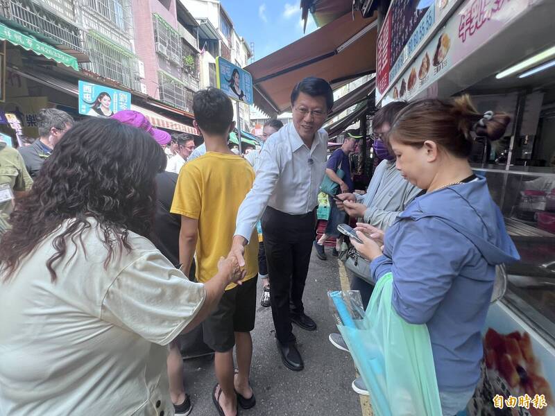 圖輯》 水湳市場現有趣對比 政治拜票撞上寶可夢GO