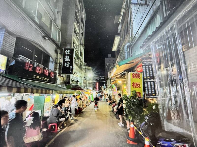 轎車硬是開入桃園夜市 擦撞機車又輾壓騎士腳掌