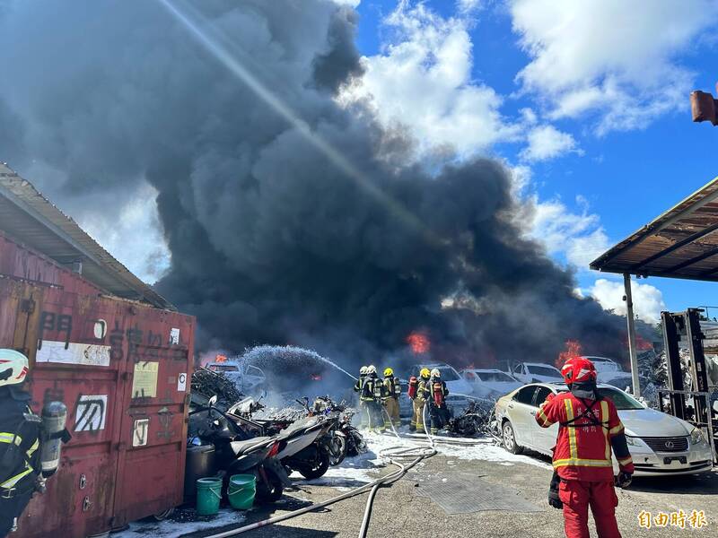 基隆廢車場竄火濃煙蔽日 頻傳爆炸聲
