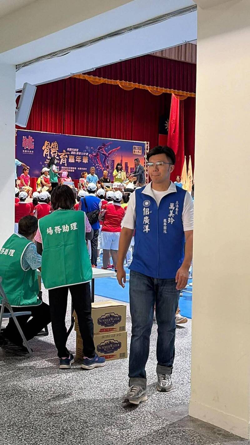 「家有立委比較會?」 佀廣洋換「萬美玲助理」背心闖體育嘉年華 還被介紹