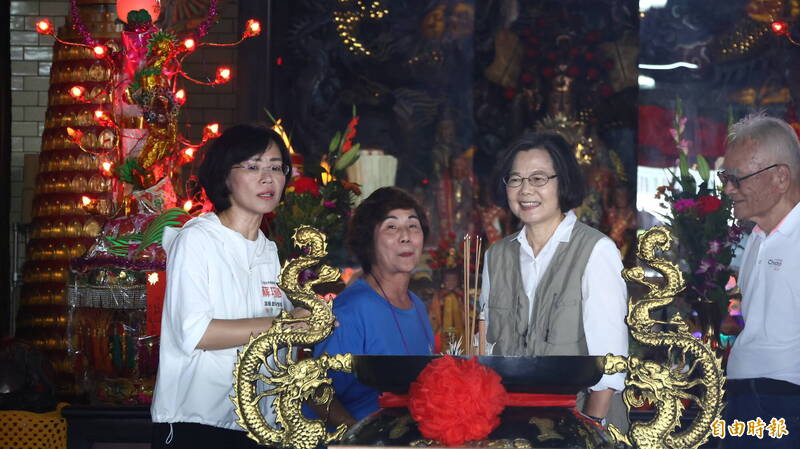 新店皇意宮宮主高美玲（左2）與蘇巧慧（左1）、蔡英文（左3）一同參香。（記者黃政嘉攝）