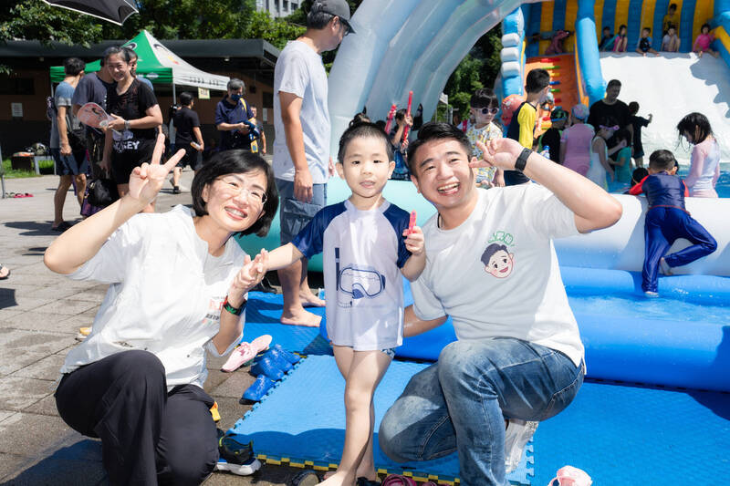 蘇巧慧與土城親子歡樂玩水 盼陪孩子快樂成長
