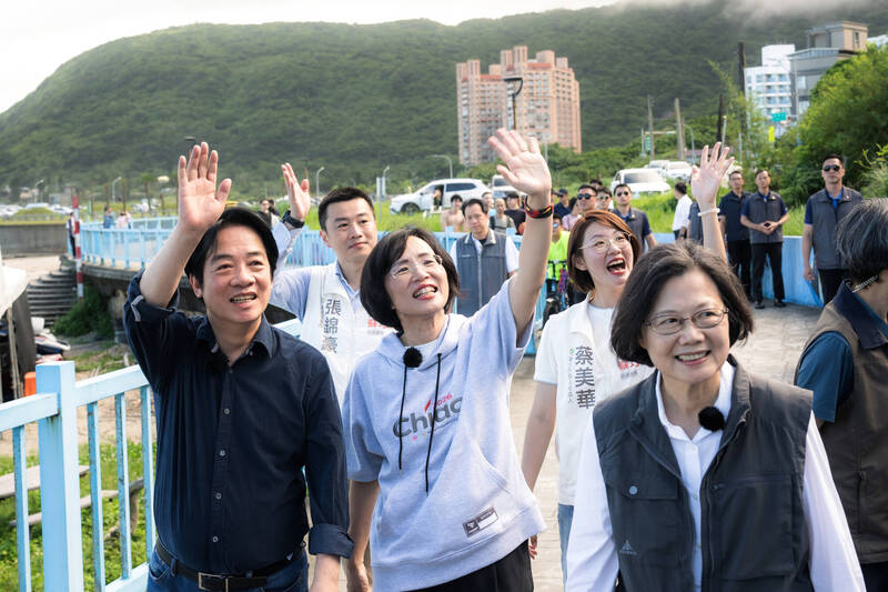 「阿德叔叔、小英阿姨」陪蘇巧慧到萬里吃螃蟹 盼北海岸的美全國都看見