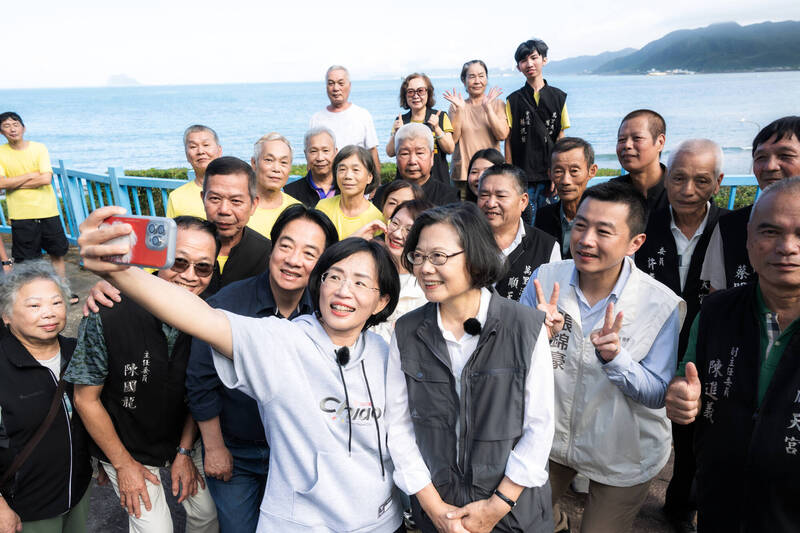 民進黨新北市長參選人蘇巧慧舉起手機與眾人合影。（蘇巧慧競辦提供）
