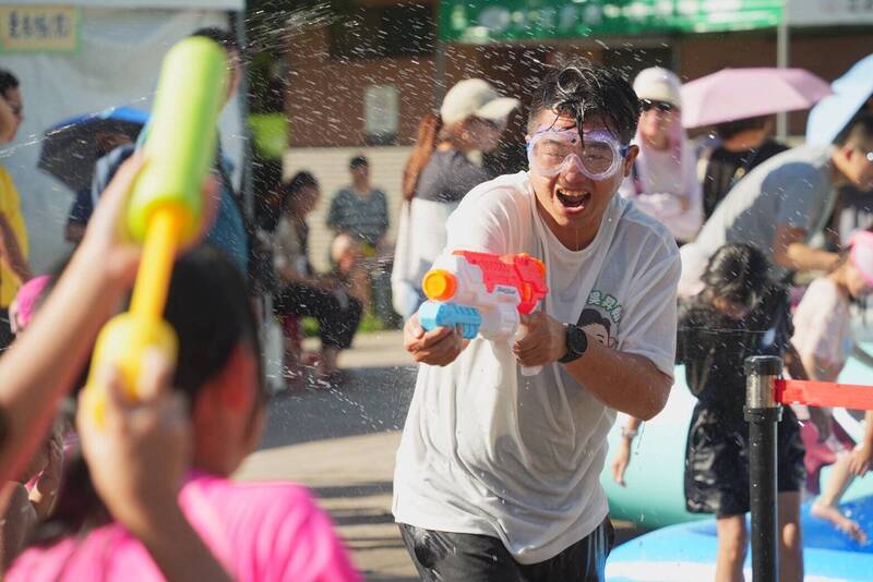 吳昇翰辦氣墊水樂園 攜手蘇巧慧打造友善親子環境
