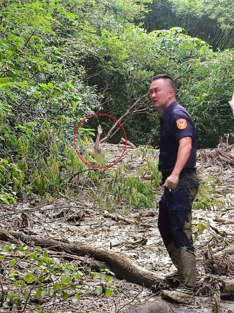 只剩一顆頭!高雄男陷山區泥淖4天 警消接力搜山救回