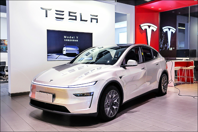 中英對照讀新聞》Tesla recalls 3 million vehicles in China over doorhandle safety, driver monitoring 特斯拉因車門把手安全與駕駛監控問題 在中國召回300萬輛汽車