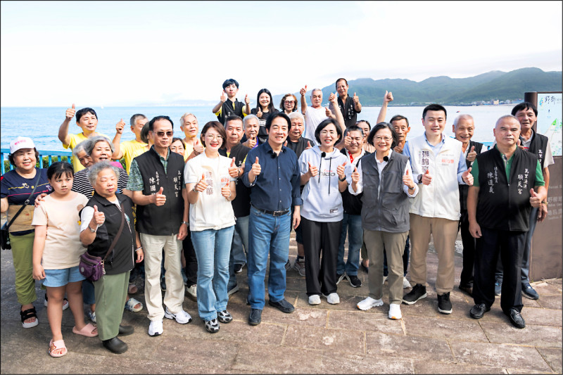 總統賴清德（中）、前總統蔡英文（右三）、民進黨新北市長參選人蘇巧慧（右四）走訪萬里，與眾人合影。（蘇巧慧競辦提供）