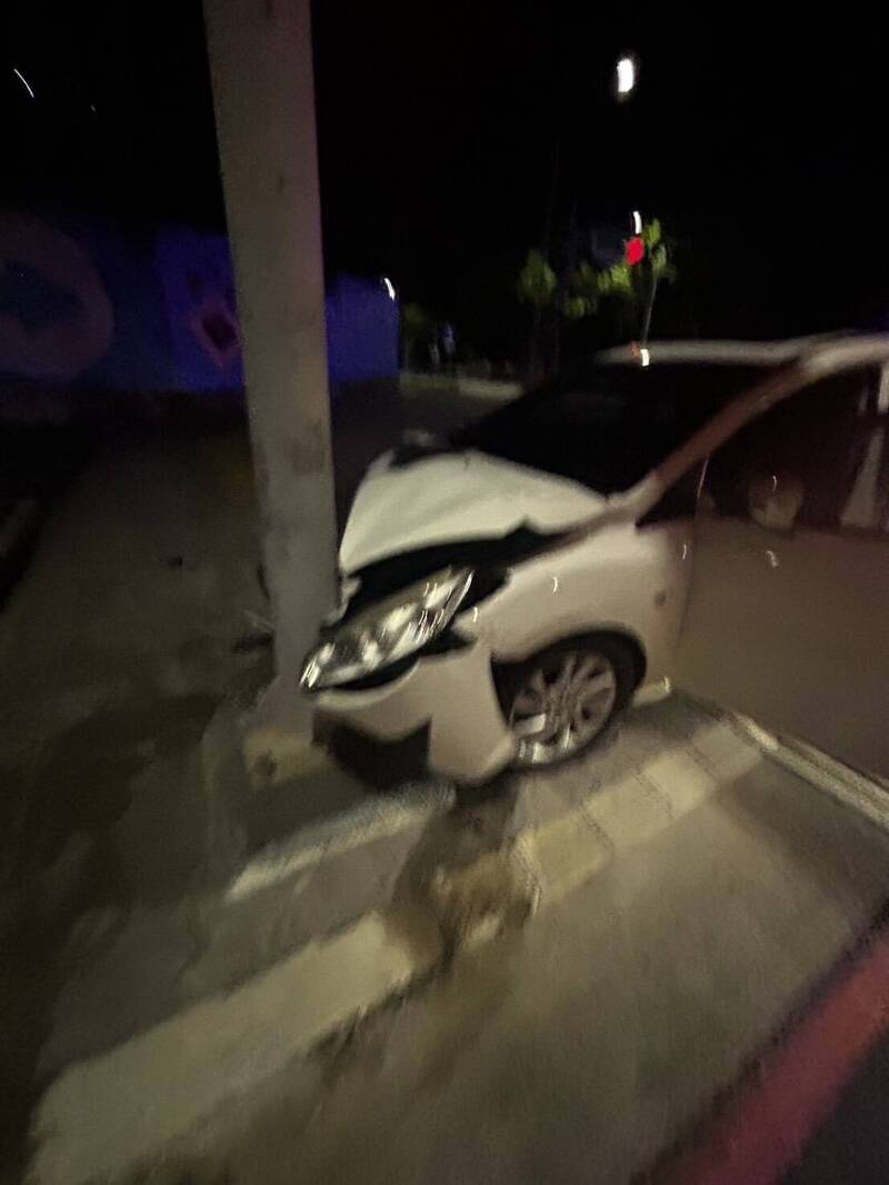 淡水男子駕廂型車左轉變迴轉 衝上人行道路燈桿才停下