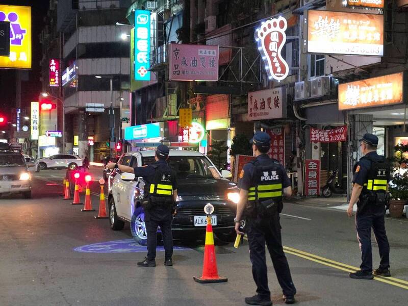 停等紅燈竟拿酒開喝 竹市警眼尖攔酒駕