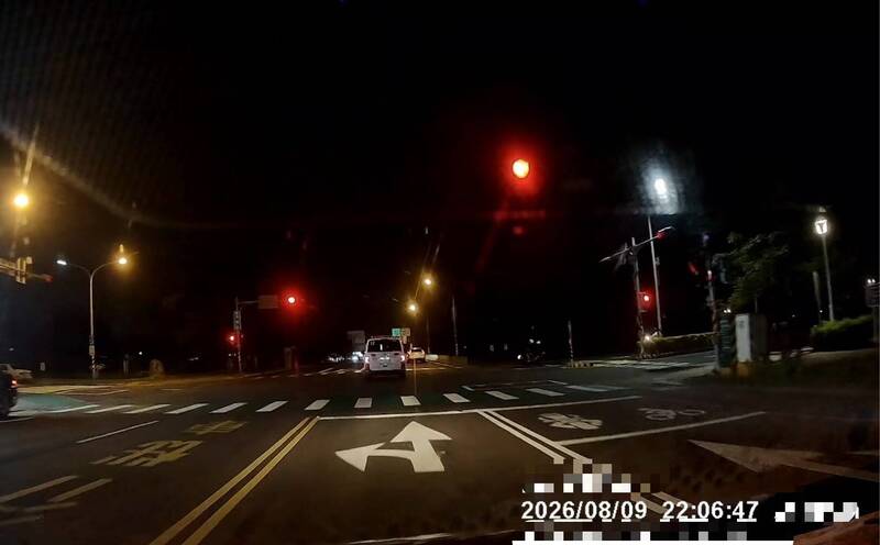 屏縣救護車未鳴笛闖紅燈 2分鐘連5違規 警:開罰4200元起跳