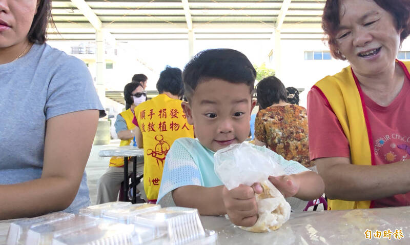 自做月餅慶中秋 2歲到95歲各顯神通超有趣