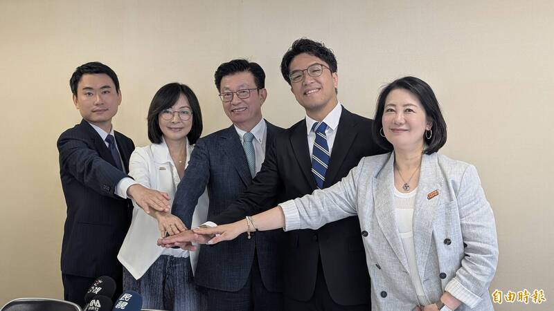 穿防彈衣被蔣萬安酸 沈伯洋反擊:帶防狼噴霧也算抹煞基層努力?