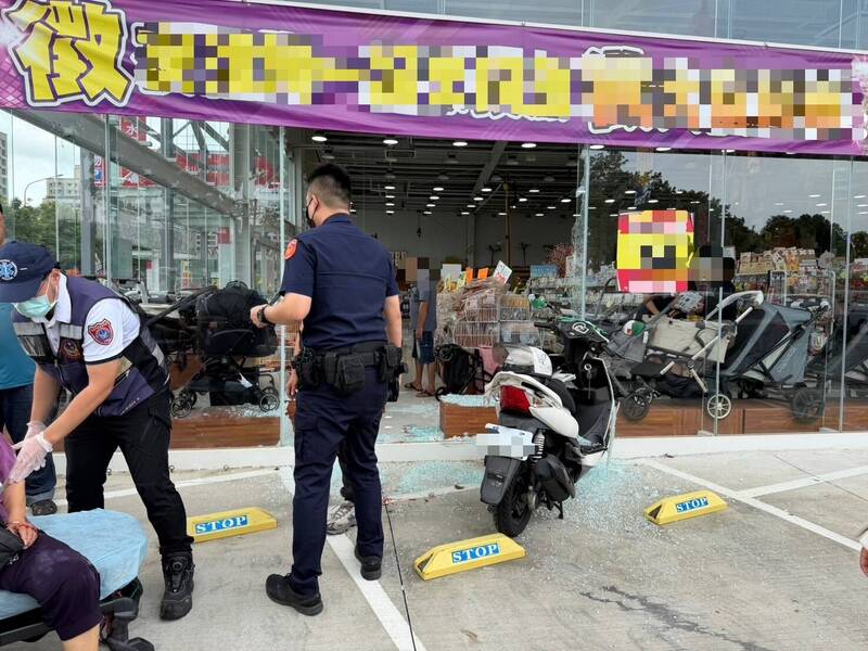 高雄83歲嬤騎機車「油門當煞車？」 撞碎寵物店玻璃牆送醫