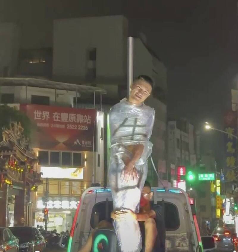 男子被綁貨車車斗宛如木乃伊遊街 民眾嚇到報警竟是慶生惡搞